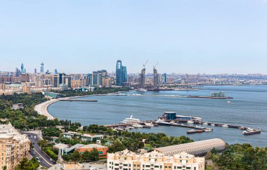 Bakü, Azerbaycan, 07.26.2019. Bakü ve Azerbaycan 'daki Absheron Yarımadası' nın güney kıyısındaki Bakü Körfezi manzarası