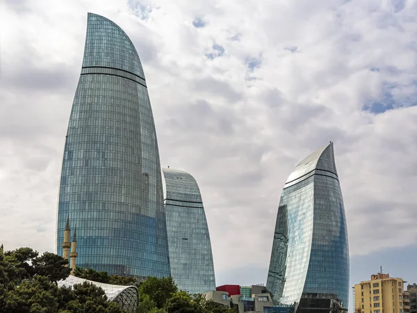 Baku Azerbeidzjan 2019 Vlamtorens Van Wolkenkrabbers Baku Torens Lijken Drie — Stockfoto