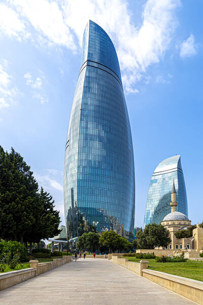 Баку, Азербайджан, 07.26.2019. Вид на небоскребы "Flame Towers" и турецкий город Баку со стороны Нагорного парка