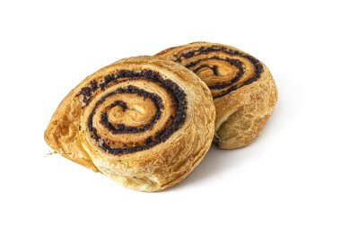 Beyaz arka planda izole edilmiş haşhaş tohumlarıyla doldurulmuş iki poğaça.