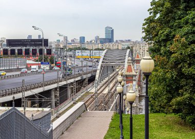 Moskova, Rusya, 09.04.2020. Moskva Nehri 'nin karşısındaki otomobil ve demiryolu Andreevsky Köprüsü Neskuchny Bahçesi' nden Khamovniki ilçesine bakıyor.