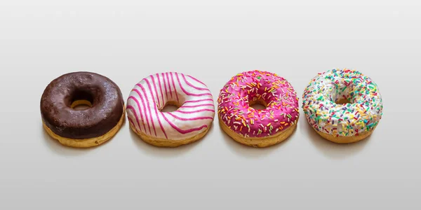 Deliciosos Donuts Cobertos Com Esmalte Multicolorido Polvilhados Com Salpicos Brilhantes — Fotografia de Stock