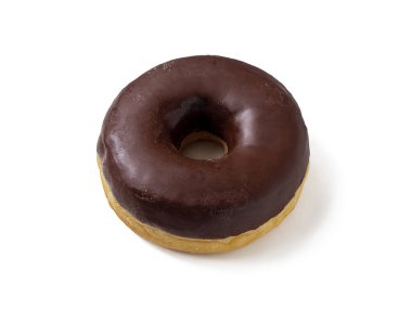 Beyaz arka planda izole edilmiş çikolata kremalı leziz donut.