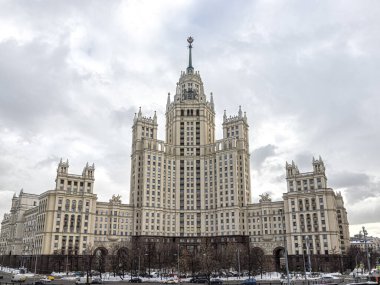 Moskova, Rusya, 02.11.2022. Moskova 'daki Kotelnicheskaya seti üzerinde Stalinist İmparatorluğu tarzında yüksek binalar inşa edildi.