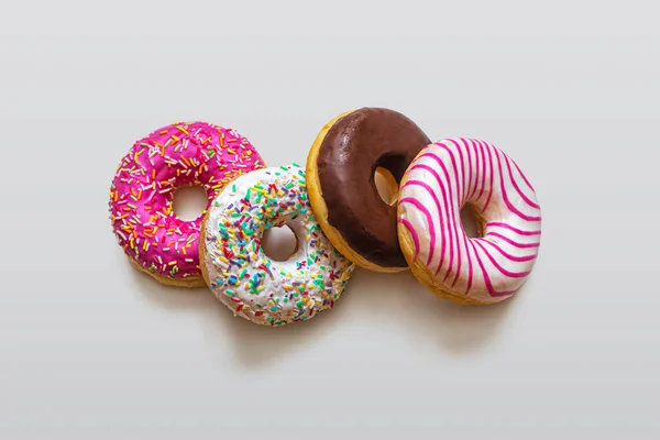 Donuts Deliciosos Brilhantes Com Diferentes Esmaltes Polvilhados Com Polvilhas Multicoloridas — Fotografia de Stock