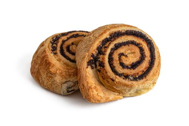 Beyaz arka planda izole edilmiş haşhaş tohumlarıyla doldurulmuş iki poğaça.