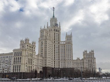 Moskova, Rusya, 02.11.2022. Moskova 'daki Kotelnicheskaya seti üzerinde bir kulesi olan yüksek katlı Stalinist gökdelenler. Moskva nehrinin kıyısında bir gökdelen.