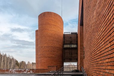 Moskova, Rusya, 02.16.2022. Moskova Paleontoloji Müzesi 'nin kuleleri olan tuğla bina, Sovyet modernizmi tarzında, bulutlu bir gökyüzüne karşı.