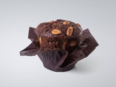 Kahverengi ambalaj kağıdına sarılı fıstıklı çikolatalı kek.