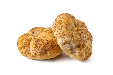 Buğday hamurundan yapılmış Kaiser çörekleri, beyaz arka planda izole edilmiş susam tohumları serpiştirilmiş.