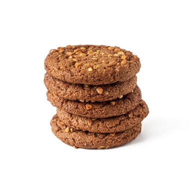 Yuvarlak şekilli, fındıklı yulaf ezmeli kurabiye yığını. Beyaz bir arka planda izole edilmiş.