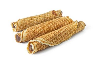 Hücresel yapıya sahip waffle tüpleri ve içinde çikolata var, beyaz bir arka planda izole edilmiş.