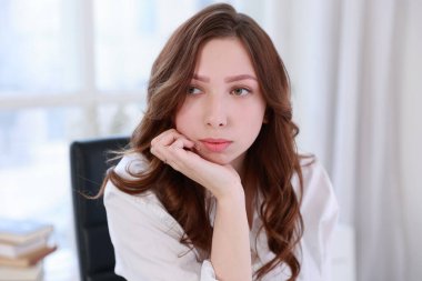 Ofisteki düşünceli genç bayan.