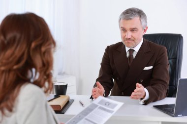 Röportaj, iş adamı adayların cevaplarını dinler