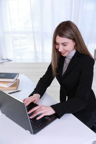 Junge Frau Arbeitet Laptop — Stockfoto