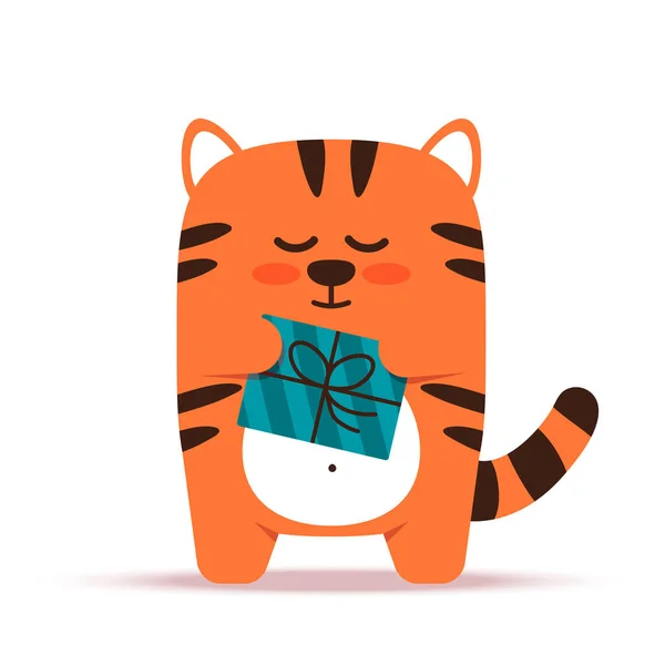 Leuke kleine oranje tijgerkat in een platte stijl. Het dier staat met een geschenk in een doos. Gelukkige verjaardag en feestwensen. Voor banier, kinderkamer, decor. Vector hand getekend illustratie. — Stockvector