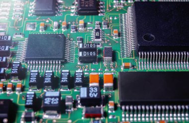 Pasif ve aktif devre bileşenleri olan elektronik devre kartı ve IC yakın çekim