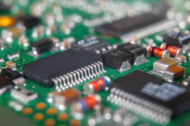 Pasif ve aktif devre bileşenleri olan elektronik devre kartı ve IC yakın çekim