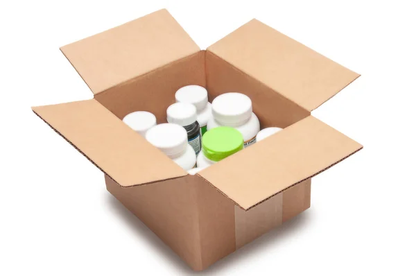 Открытая Картонная Коробка Бутылками Лекарств Витаминов Изолированы Белом Фоне Концепция — стоковое фото