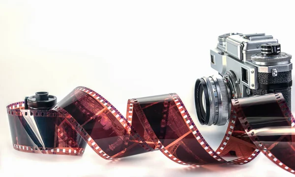 Retro analog kamera, kamera kaydı ve beyaz arkaplanda fotokopi alanı olan kasetler