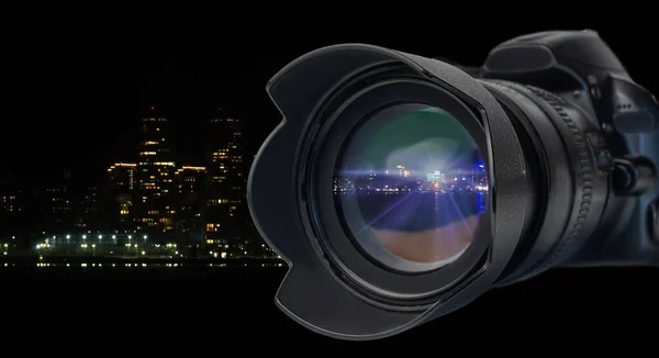 Dsl 카메라와 렌즈는 도시의 불빛을 배경으로 가까이 후드를 — 스톡 사진