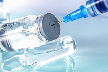 Şırınga ve farklı türde ampul ve şişeler beyaz arkaplandaki yansıma ile yakın plan