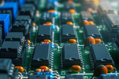 Entegre devreler ve diğer birçok pasif elektrik bileşenlerine sahip Yazdırılmış Devre Tahtasının Kapanışı.