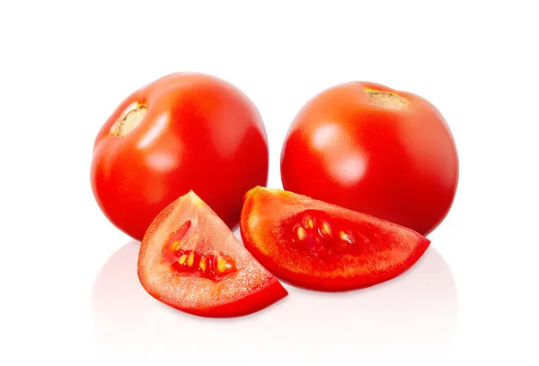 Tomates Vermelhos Frescos Maduros Com Fatias Isoladas Sobre Fundo Branco — Fotografia de Stock