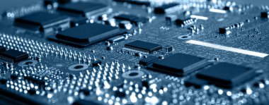 Entegre devreler ve diğer birçok pasif elektrik bileşenlerine sahip Yazdırılmış Devre Tahtasının Kapanışı.