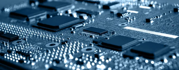 Entegre devreler ve diğer birçok pasif elektrik bileşenlerine sahip Yazdırılmış Devre Tahtasının Kapanışı.