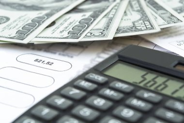 Hesap makinesi, para ve farklı faturalar. İş, ev ve ev bütçesi kavramı