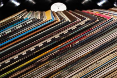 Eski vinil disk yığını