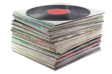 Beyaz arkaplanda izole edilmiş eski vinil disk yığını