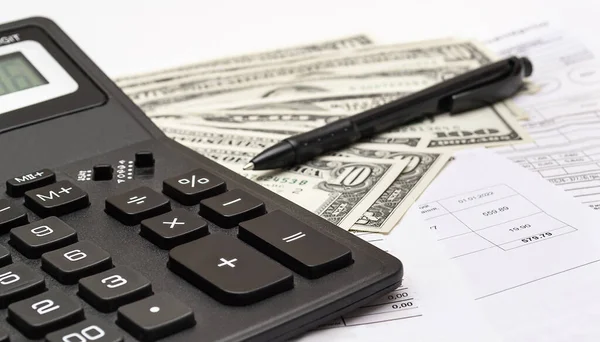 Калькулятор Деньги Ручка Разные Счета Крупным Планом Концепция Бизнес Бытовой — стоковое фото
