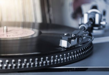Pikabın, iğnenin ve vinil kartuşun kapağını kapat