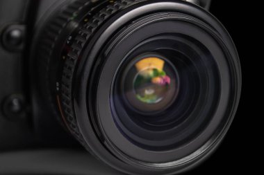 Siyah arkaplanda fotoğraf objektifini kapat