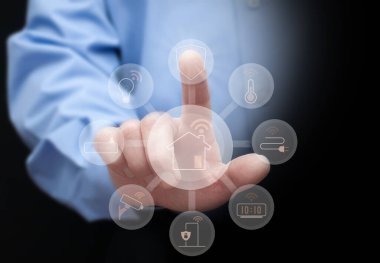 Adam, güvenlik, ışık, güç, klima kontrolü, E.T.C. gibi akıllı ev hizmetleri ikonuna dokunuyor. Akıllı ev / akıllı ev kavramı.