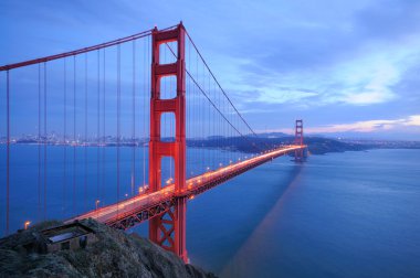 Golden gate Köprüsü parlıyor akşam