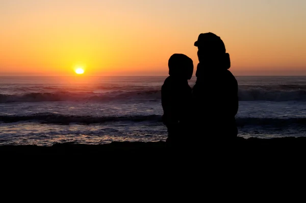 Child and mother watch sunset — Stock Photo, Image
