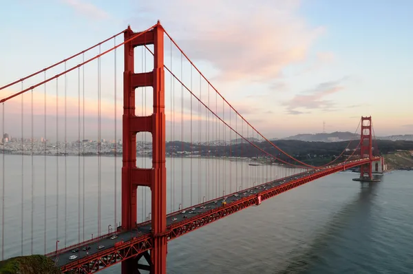 Golden Gate Bridge iluminado pelo pôr do sol — Fotografia de Stock