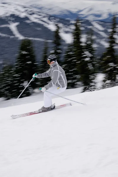 Une jeune skieuse qui pratique le ski alpin en Colombie-Britannique — Photo