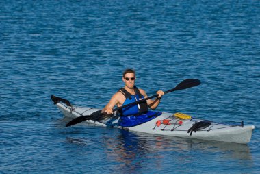 Deniz kayağı atheltic adam