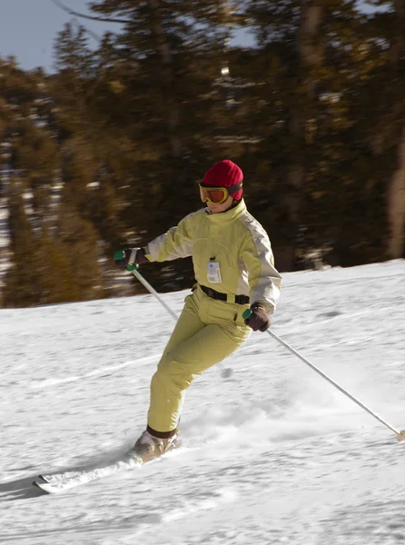 Une jeune femme skie — Photo