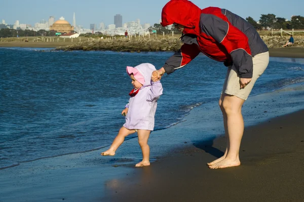 Hija y madre jugando junto a la Bahía de San Francisco — Foto de Stock