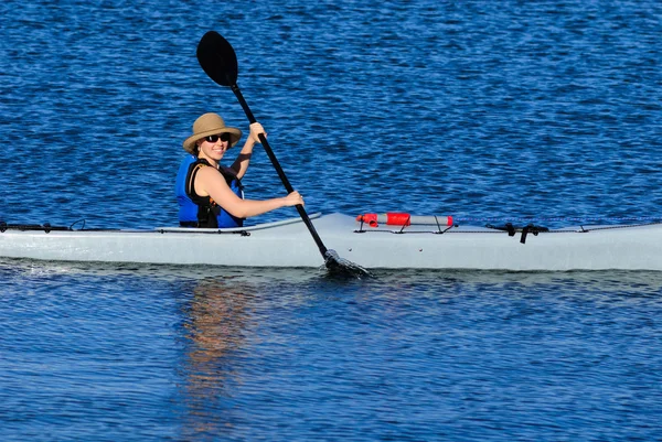 Jeune femme mignonne kayak en Californie — Photo