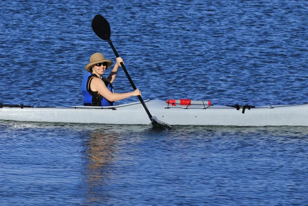 Jeune femme mignonne kayak en Californie — Photo