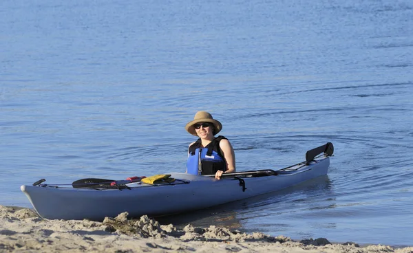 Attraente giovane donna in kayak — Foto Stock