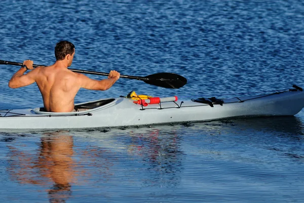 Kayaker peddelen uit — Stockfoto