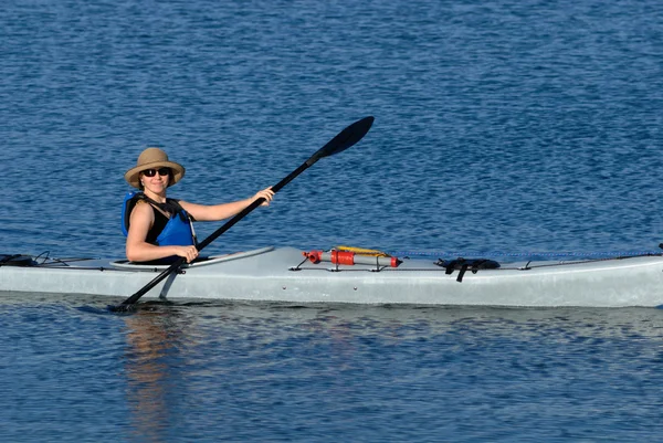 Attraente giovane donna in kayak da mare — Foto Stock