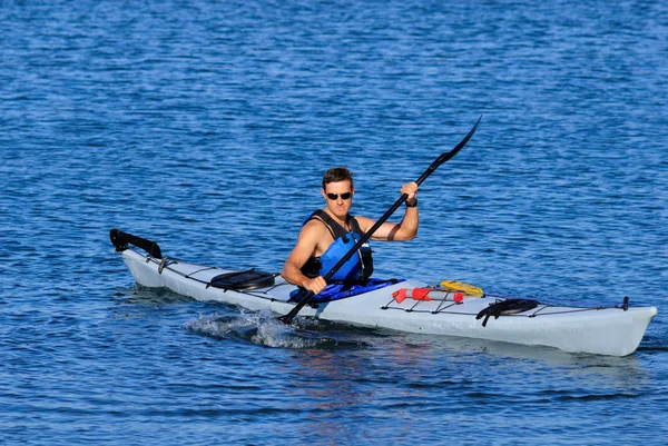 Atheltic man kajakken in de baai van de opdracht — Stockfoto